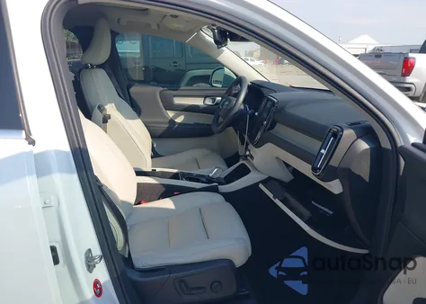 2019 Volvo Xc40 T5 Inscription z USA, uszkodzony, nr VIN YV4162UL2K2055797